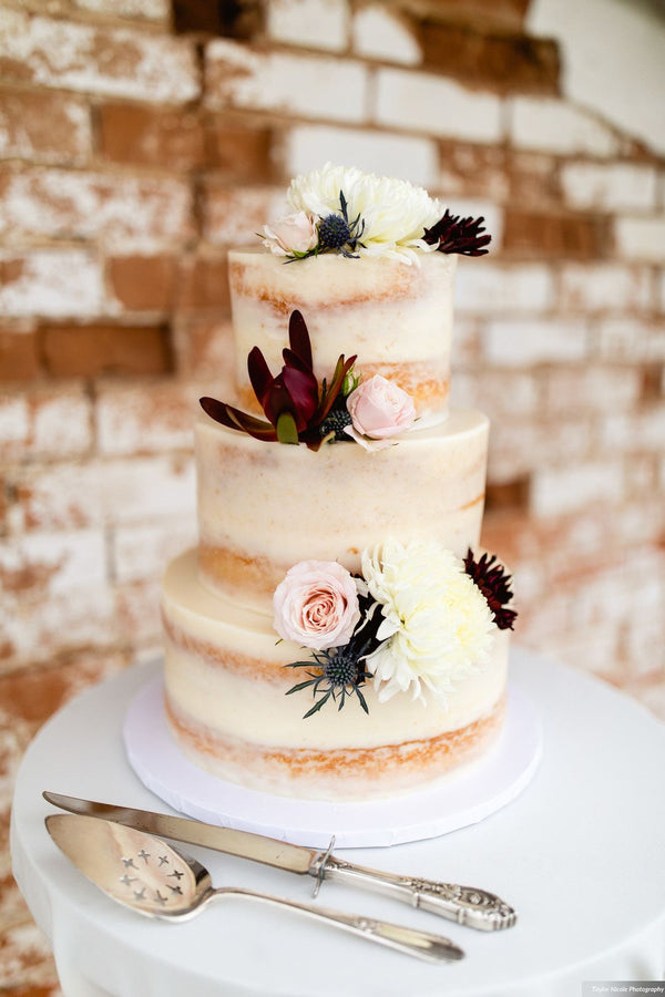 Semi naked wedding cake with fresh flowers - Photo br Taylor Nicole Photography.jpg