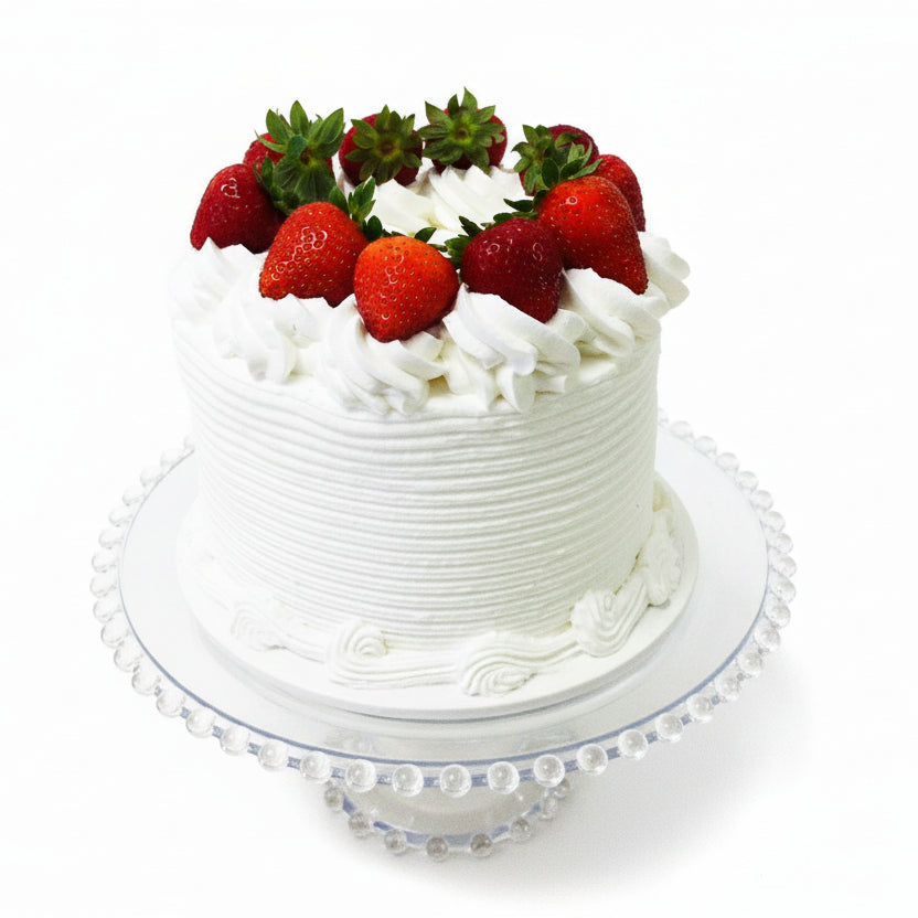 Small white cake with strawberries 