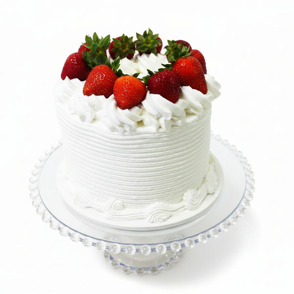 Small white cake with strawberries 