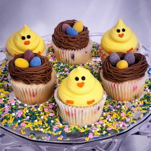 Cupcakes that look like chicks and cupcakes that look like nest with chocolate eggs